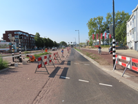 851067 Gezicht op de laatste werkzaamheden op de Van Zijstweg te Utrecht, die heringericht wordt, vanaf de Croeselaan. ...